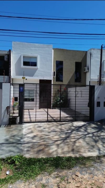 VENDO AMPLIO DUPLEX EN LAMBARÉ