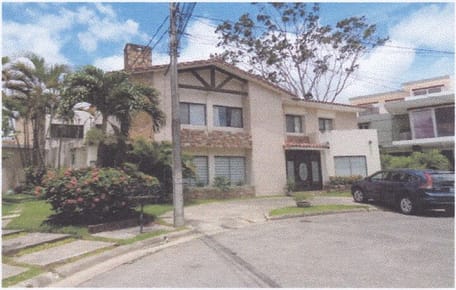 Condominio Barrio Norte Casa de lujo en  Av. Banzer entre 4to y 5to anillo.