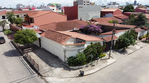SE VENDE AMPLIA CASA CON ESPACIO COMERCIAL Y PLENA ESQUINA