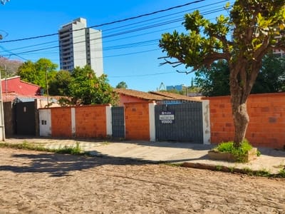 EN VENTA TERRENO CON AMPLIO FRENTE EN BARRIO MBURUCUYÁ