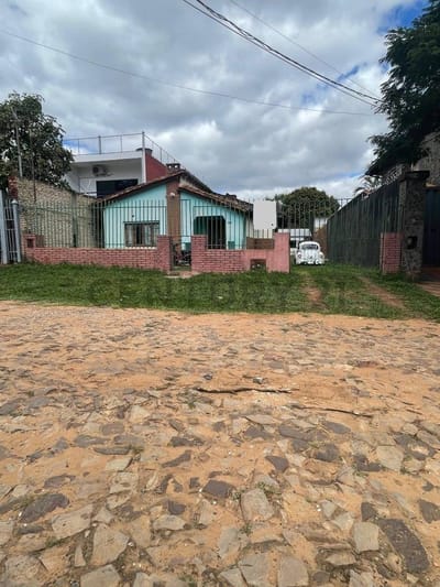En venta terreno con casa a demoler
