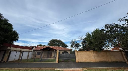 ????VENDO AMPLIA CASA, SEMI NUEVA LUQUE-LAURELTY