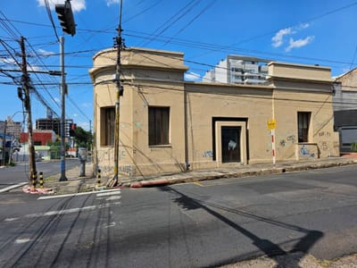 25 de Mayo y Av Peru - Casona en esquina