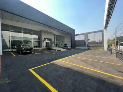 IMPONENTE SHOWROOM FRENTE A LA TERMINAL DE ASUNCIÓN!!