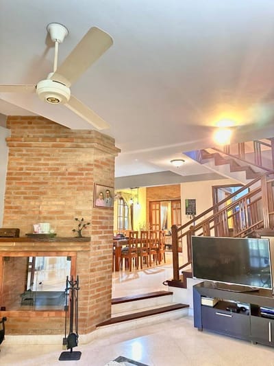 VENDO AMPLIA RESIDENCIA A 1 CUADRA DE LA AVDA. PRIMER PRESIDENTE