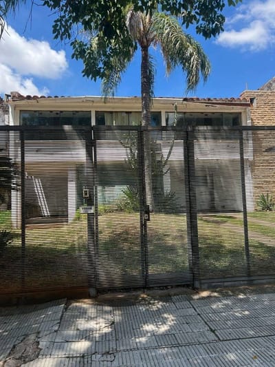CASA EN VENTA - BARRIO MBURICAO