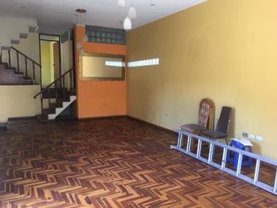 MPLIA CASA EN JOSE LUIS BUSTAMANTE EN ESQUINA