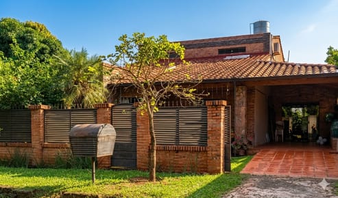 Casa modena en Venta B° San Carlos-  Ñemby Central 