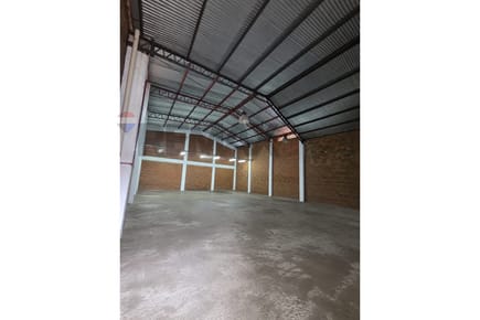 En venta gran depósito en pleno barrio Mcal. López! 