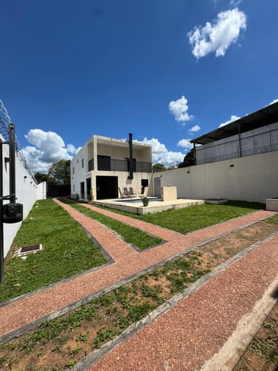 Casa con piscina - Lambaré San Isidro