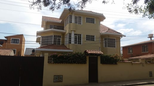 Hermosa Casa a la venta con 3 dept independientes y garzonier