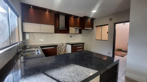 CASA EN ALQUILER - 3 DORMITORIOS EN SUITE - AV. ALEMANA 7MO ANILLO