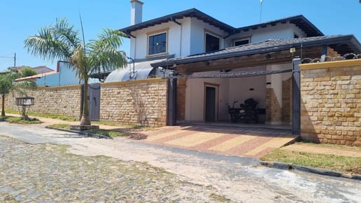 VENDO RESIDENCIA EN ESQUINA EN LA CIUDAD DE LAMBARE - ASUNCION 