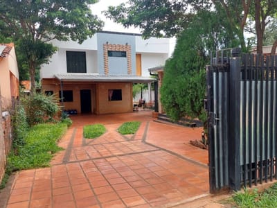 VENTA DE CASA DE DOS NIVELES, A PASOS DEL PALACIO DE JUSTICIA DE SAN LORENZO