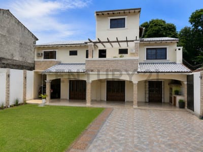Vendo amplia casa en Fernando de la Mora