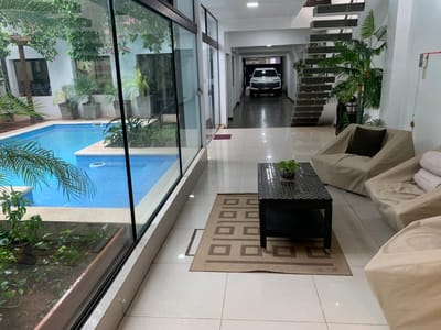 SE VENDE O ALQUILA EXCLUSIVA RESIDENCIA AMOBLADA CON PISCINA. BO MCAL LÓPEZ