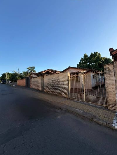 VENDO CASA A REMODELAR O DEMOLER EN FDO DE LA MORA NORTE 