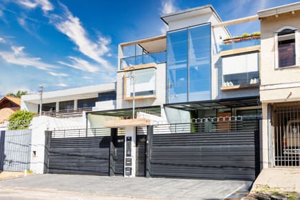 En Venta Hermosa Casa Pareada con Ascensor- Barrio Herrera