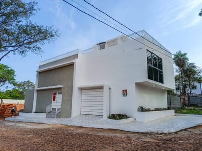 EN VENTA - HERMOSO DUPLEX EN LAMBARÉ