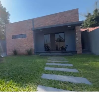 VENDO HERMOSO CHALET EN YPANE, BARRIO CERRADO
