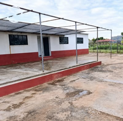 Venta de terreno con tres departamentos 