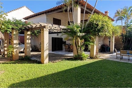 VIVIENDA AMPLIA  EN CUARTO BARRIO 