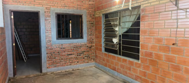 Alquilo amplio monoambiente con un antesala y pequeño patio en Luque Mora Cu