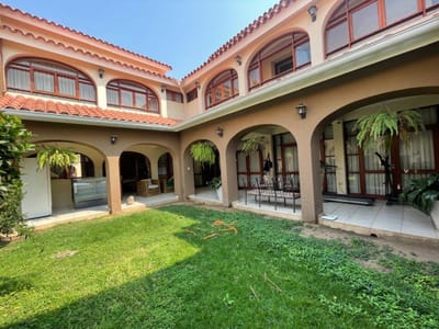 Casa amplia en venta con piscina en Av. Paragua Y Mutualista