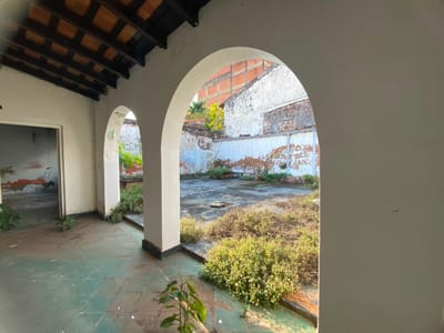VENDO PROPIEDAD A REFACCIONAR EN EL CENTRO DE ASUNCION