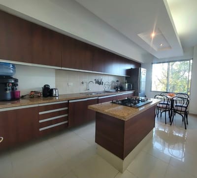 EN VENTA DEPARTAMENTO DE 3 DORMITORIOS CON PARQUEO Y BAULERA