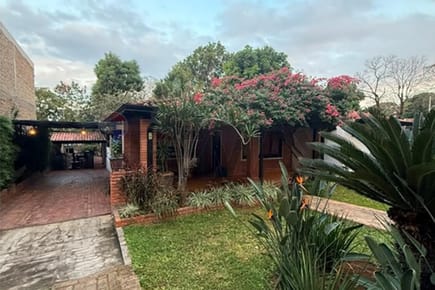 VENDO CASA EN EL CENTRO DE CAACUPE LISTA PARA HABITAR