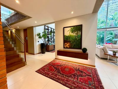 VENTA | Moderna residencia de 4 suites en Barrio Mburicaó