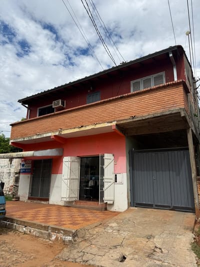 En venta casa con salones comerciales en Luque - Laurelty 