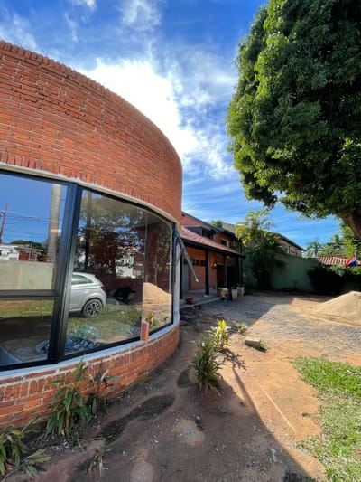 ALQUILO CASA PARA USO COMERCIAL SOBRE AVENIDA MARISCAL LÓPEZ ZONA CENTENARIO