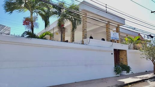 ENORME CASA EN VENTA -  5 DORMITORIOS