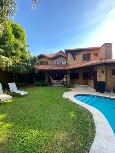 ALQUILO RESIDENCIA ESTILO COUNTRY CON QUINCHO Y PISCINA EN BARRIO LAS LOMAS