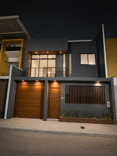 CASA DE ESTRENO EN VENTA - FRENTE A PARQUE - URB. MIRAFLORES COUNTRY CLUB