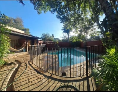 CASA EN ESQUINA CON PISCINA B° FELICIDAD - LAMBARÉ