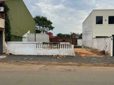 EN VENTA AMPLIO TERRENO EN LUQUE CUARTO BARRIO IDEAL PARA PROYECTOS