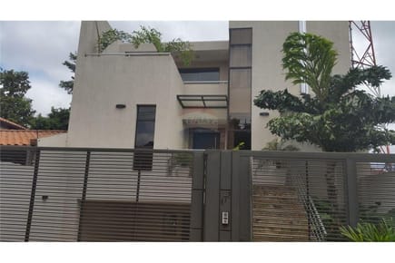 ALQUILO LUJOSA CASA EN MARISCAL ESTIGARRIBIA / LOS LAURELES