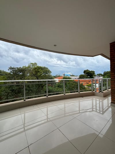 Amplio departamento de 2 dormitorios con 2 cocheras  Barrio Villa Morra 