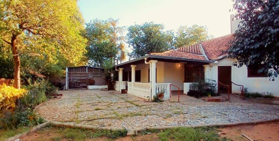 EN VENTA INMUEBLE EN ESQUINA, A REFACCIONAR, EN BARRIO HIPÓDROMO.