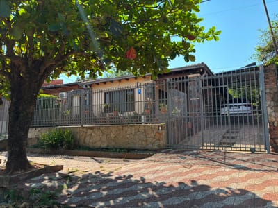 Venta de amplia casa en Lambaré 