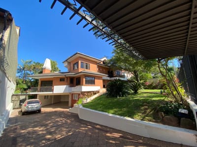 **EN VENTA IMPONENTE RESIDENCIA PREMIUM CON PISCINA EN BARRIO SAN JORGE**