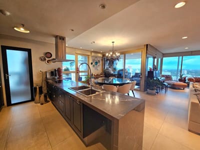 EN VENTA - SEMIPISO EN EDIFICIO MIRANDA