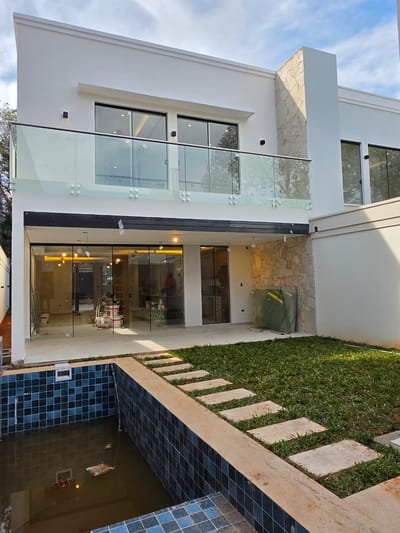 **EN VENTA – HERMOSA CASA PAREADA CON PISCINA Y QUINCHO EN ZONA CONMEBOL**