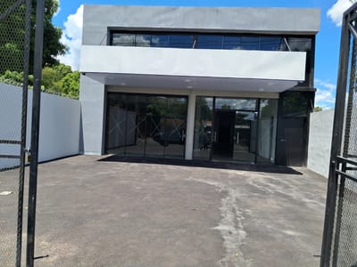 ALQUILO TINGLADO / SHOWROOM A ESTRENAR – SOBRE RUTA LUQUE – SAN LORENZO