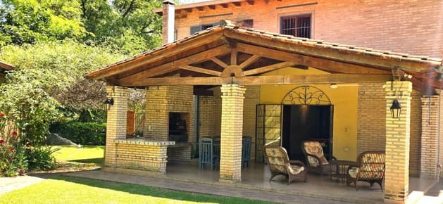 Amplia residencia 6 dorm. en terreno de 1.100 m² | San Berna