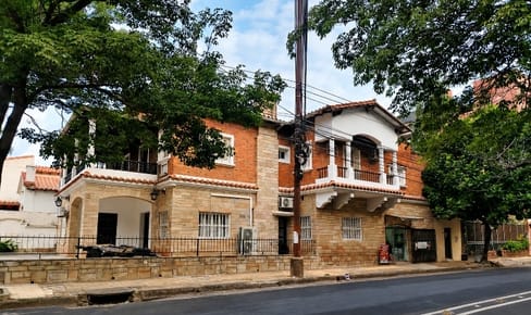Residencia de Estilo Colonial sobre Gral Bruguez. 