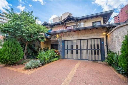 Casa con piscina en Asunción Barrio Mburucuyá 